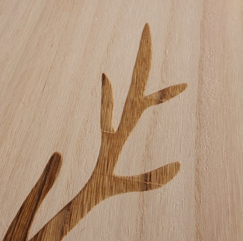 Vassoio in legno di paulonia decorato con cervo, utilizzabile come portaoggetti, svuotatasche o centrotavola, ideale come decoro autunnale